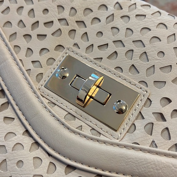 Cream Colored ALDO Purse - Picture 4 of 10